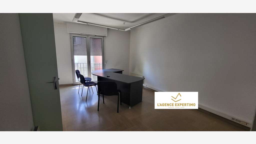 A LOUER LOCAL PROFESSIONNEL 152 M²