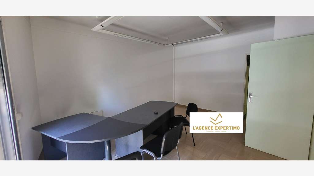 A LOUER LOCAL PROFESSIONNEL 152 M²