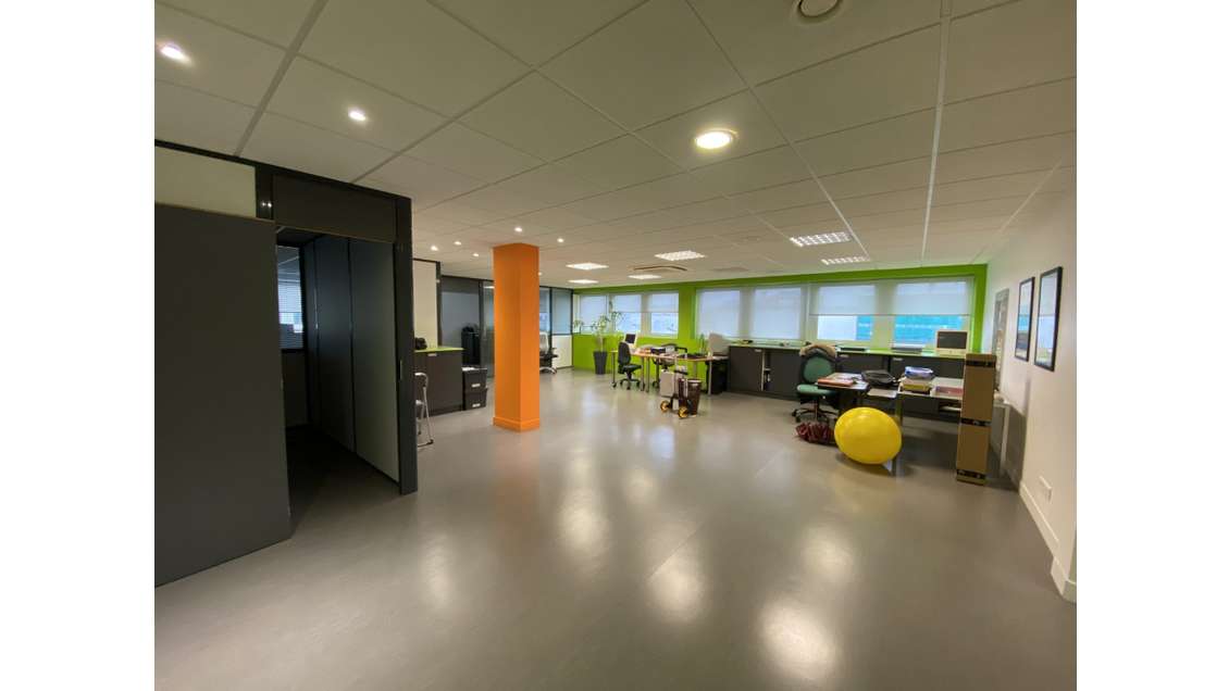 Local professionnel 125m² à louer à Orléans