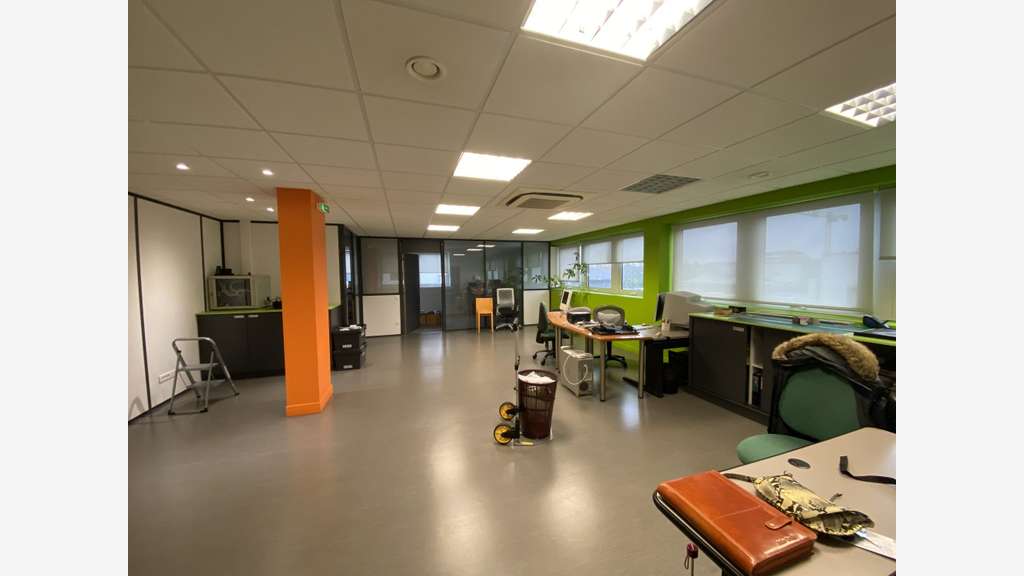 Local professionnel 125m² à louer à Orléans