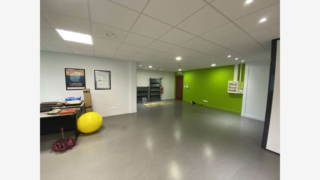 Local professionnel 125m² à louer à Orléans