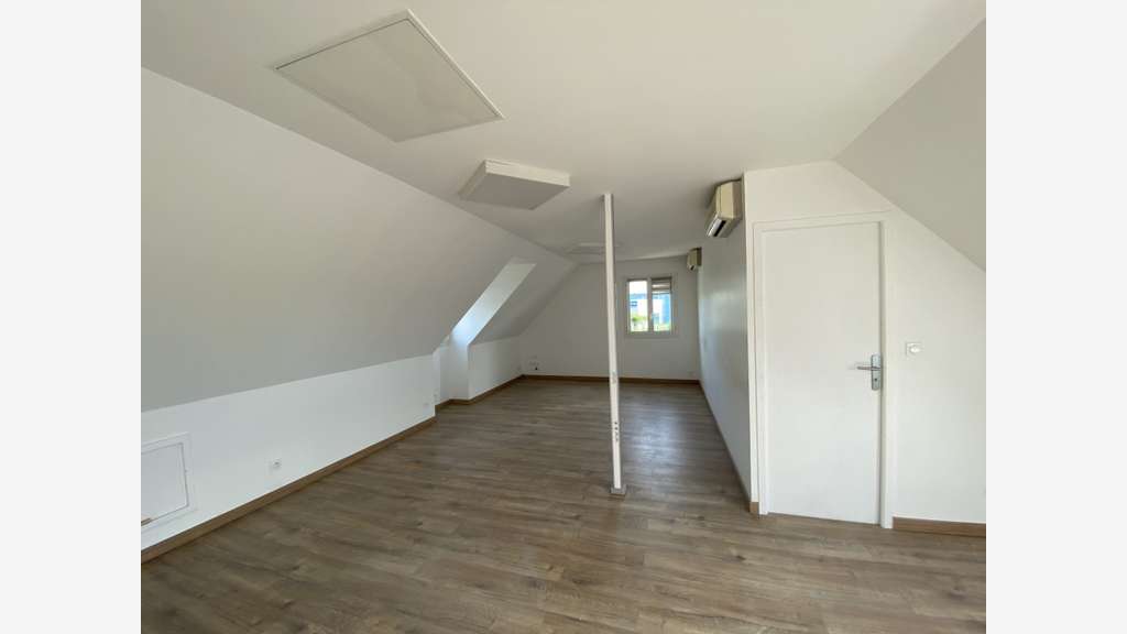 Bureau 110m² R+1 à louer à Orléans