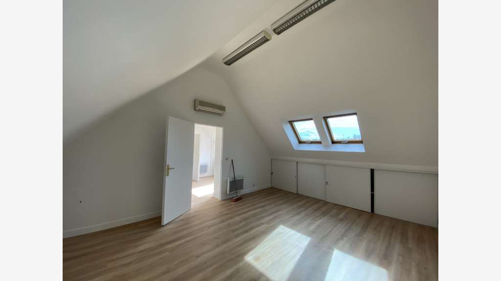 Bureau 110m² R+1 à louer à Orléans