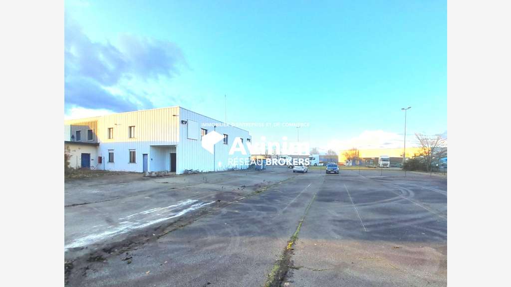 Bureaux 554m² sur 1500m² à louer à Ormes 