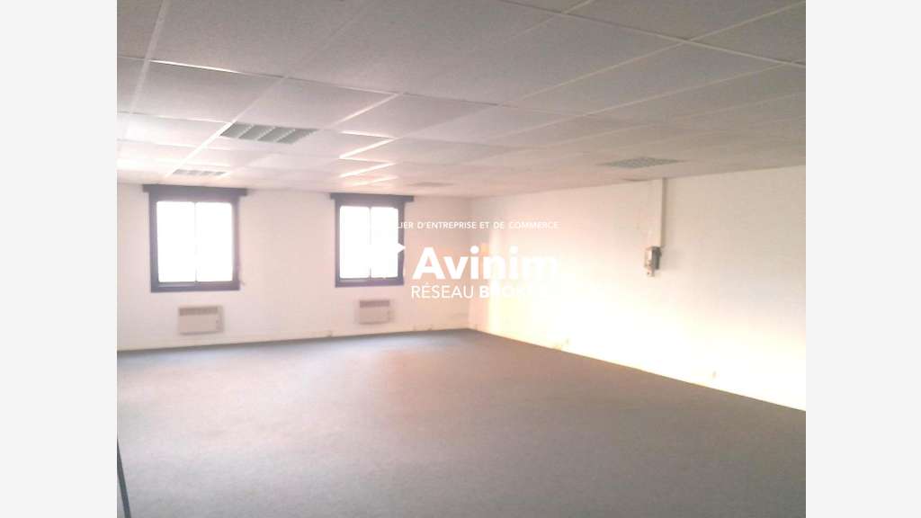 Bureaux 554m² sur 1500m² à louer à Ormes 