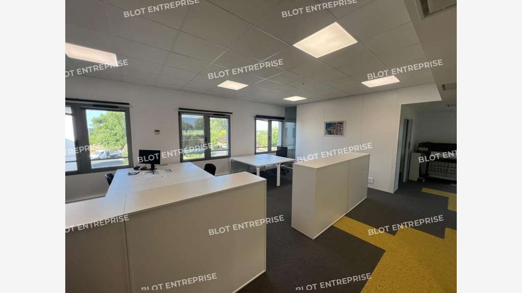 A louer bureaux 694m² proche Orvault Grand Val