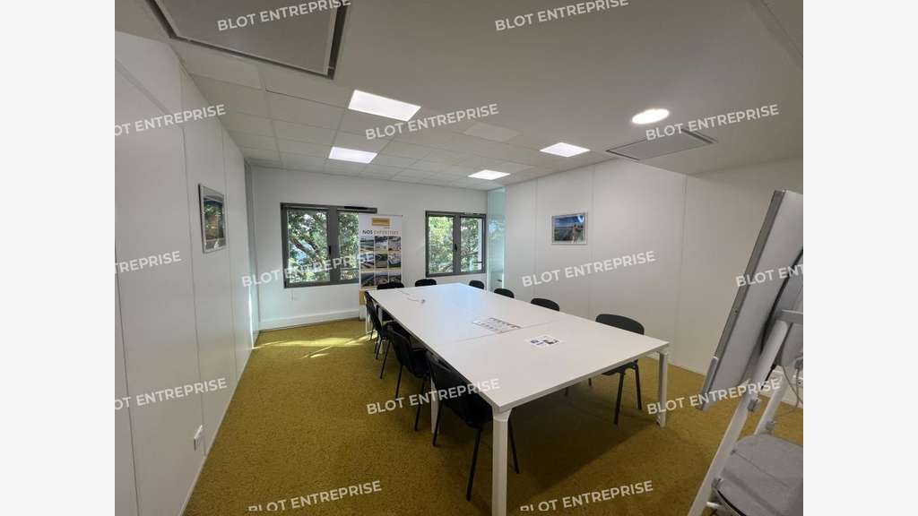 A louer bureaux 694m² proche Orvault Grand Val