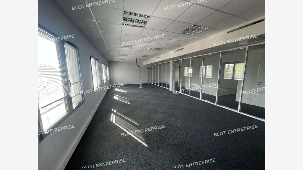 A louer bureaux 694m² proche Orvault Grand Val