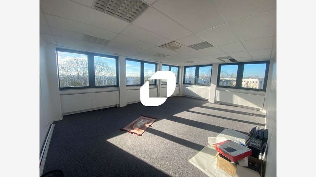 A louer Bureaux 605m² Osny