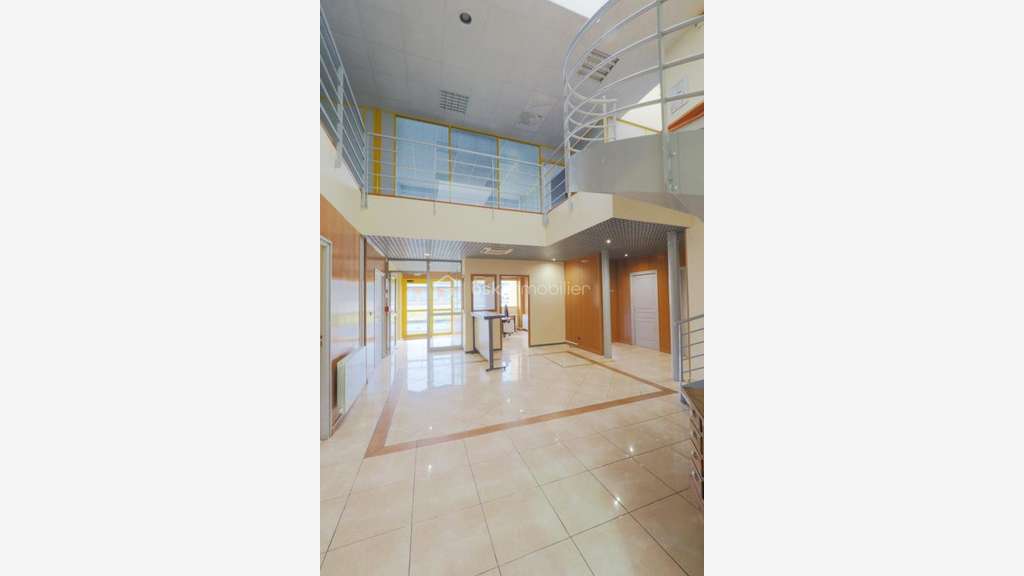 A louer bureaux cloisonnés de 332m² à Arbent