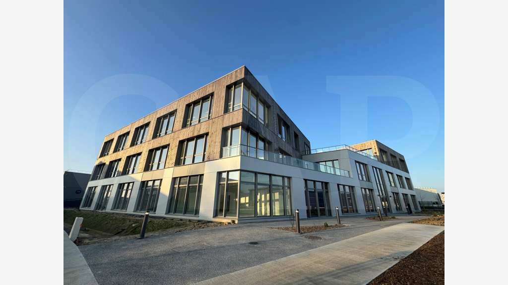 A louer bureau 280m² aménagé non cloisonné à Pacé