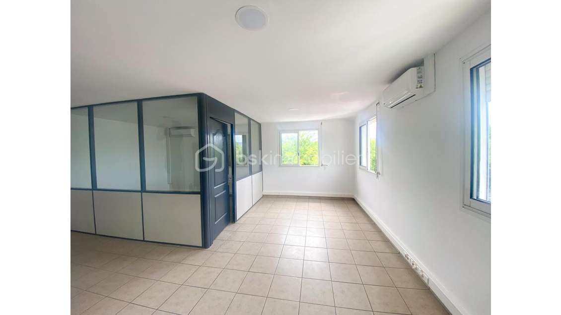 A louer local professionnel 74m² à La Possession