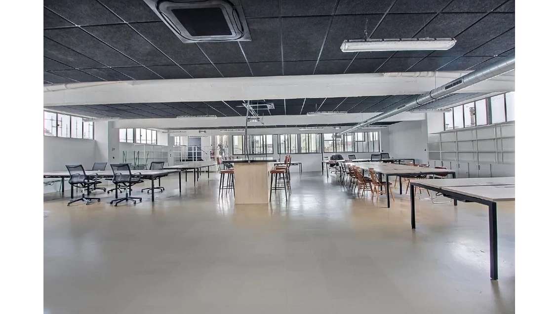 Location bureaux ancien garage automobile à Paris