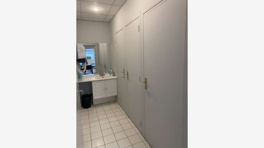 Loue bureaux commerciaux 89m² à louer en RDC Paris