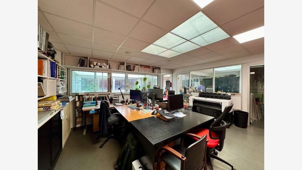 Local/bureau 237m² à louer Paris Convention 75015