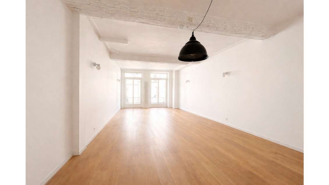 Location bureaux lumineux rénovés R+1 à Paris 2e 