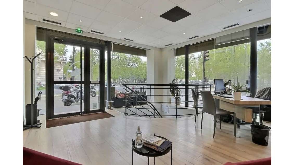 Location bureaux de 84m² en RDC à Paris 75007