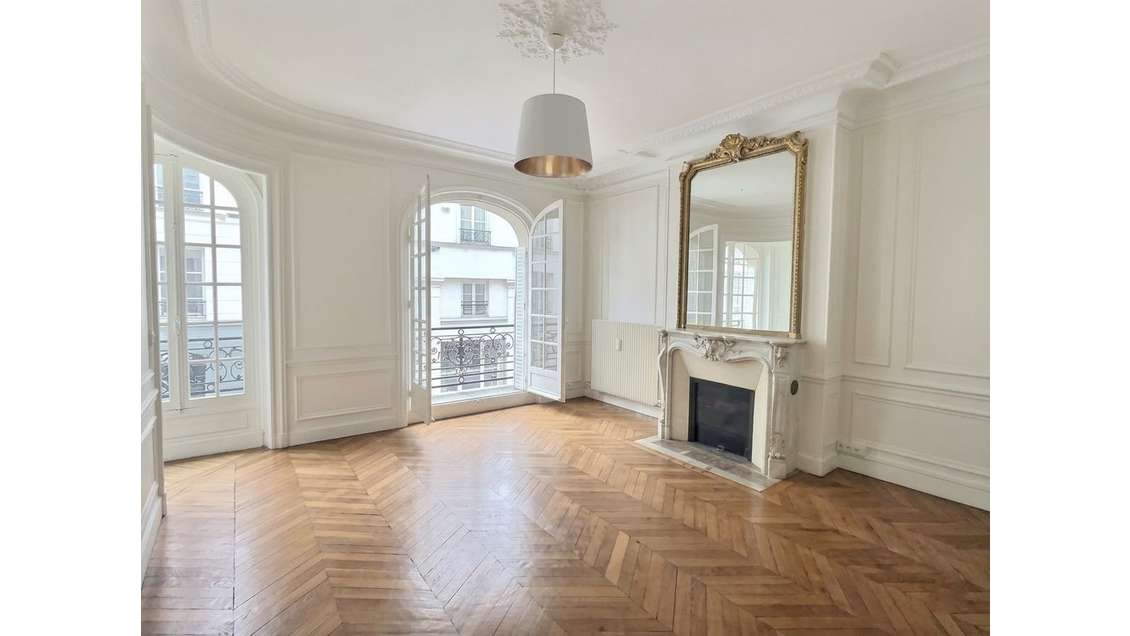 Location bureaux en excellent état R+1 à Paris 8e
