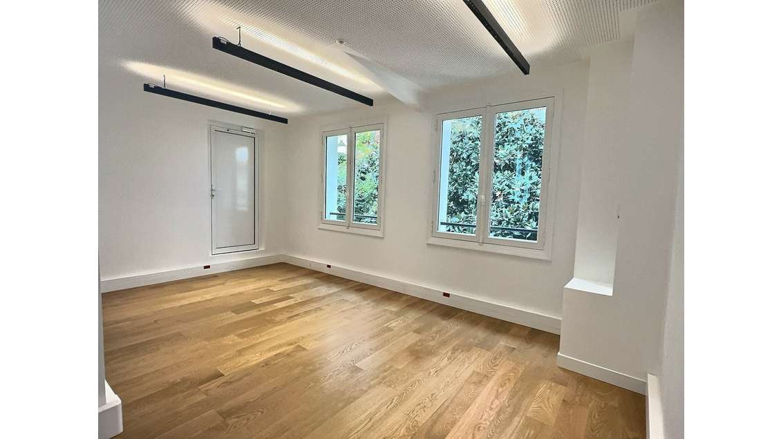 A louer bureaux rénovés 83m² Paris 8e Triangle Or