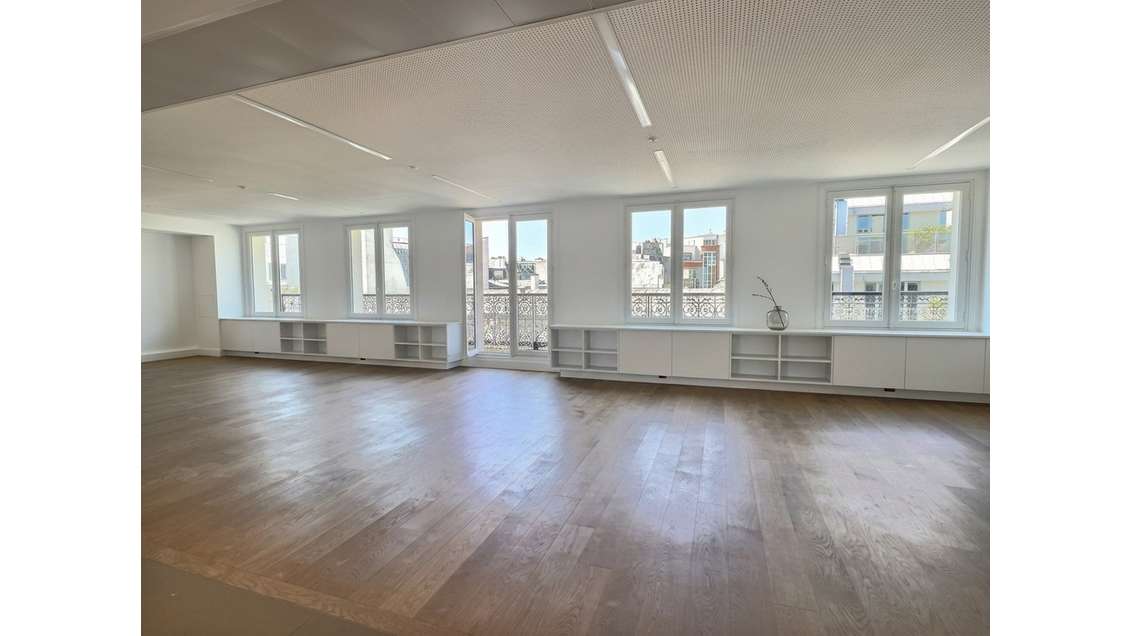 Location bureaux rénovés 161m² à Paris 8e