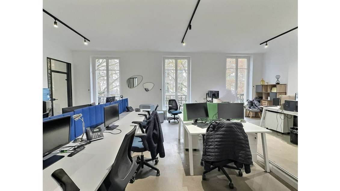 Location bureaux rénovés de 189m² à Paris 75008