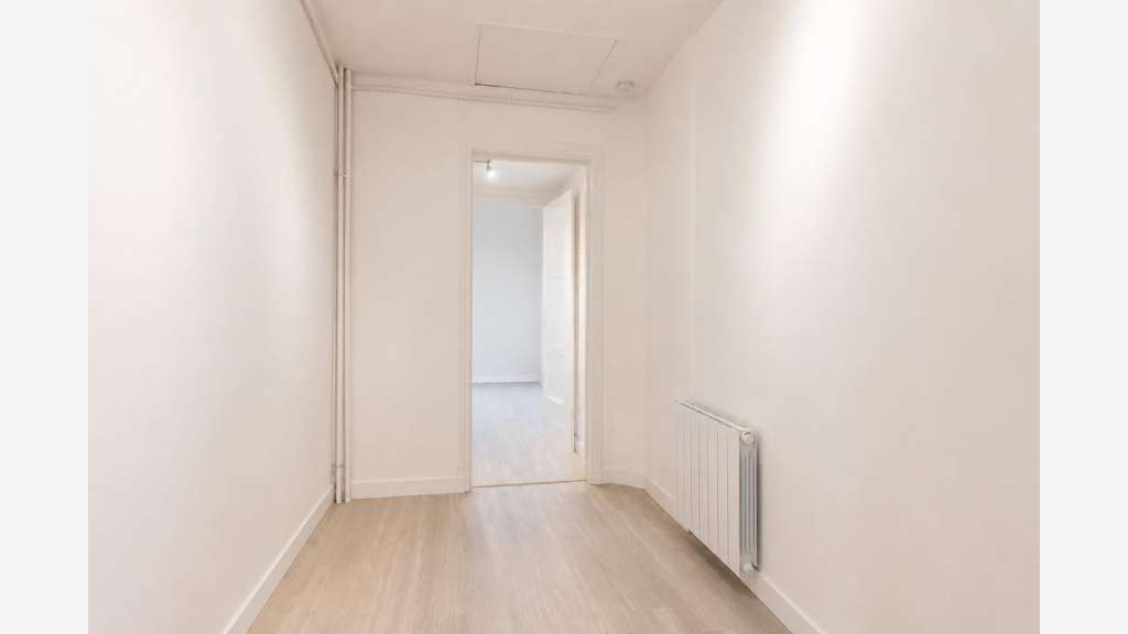 A louer bureau 30m² avec cave et garage Paris 8e