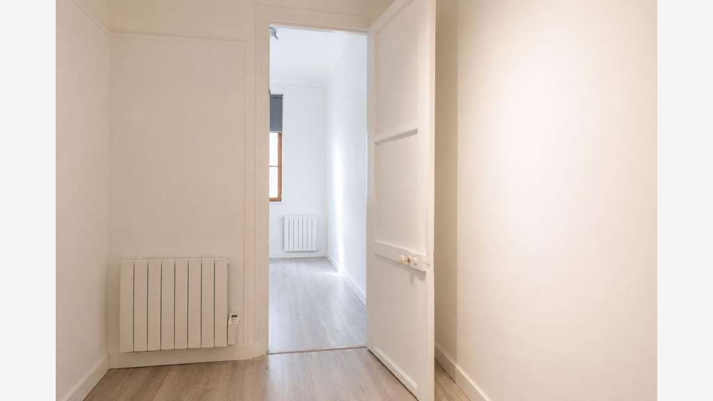 A louer bureau 30m² avec cave et garage Paris 8e