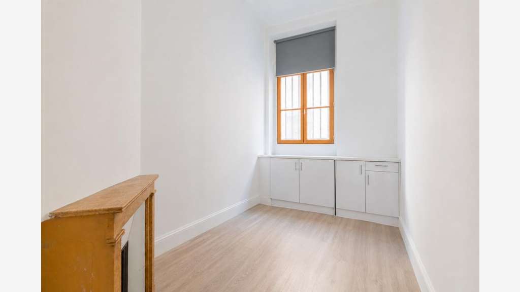 A louer bureau 30m² avec cave et garage Paris 8e