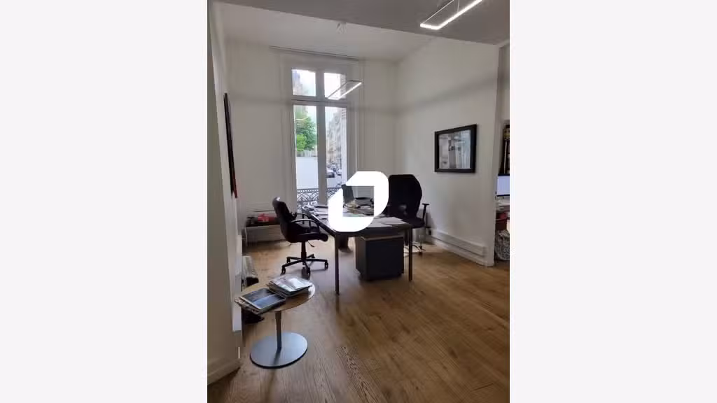 A louer bureaux de 56m² en RDC à Paris 75008
