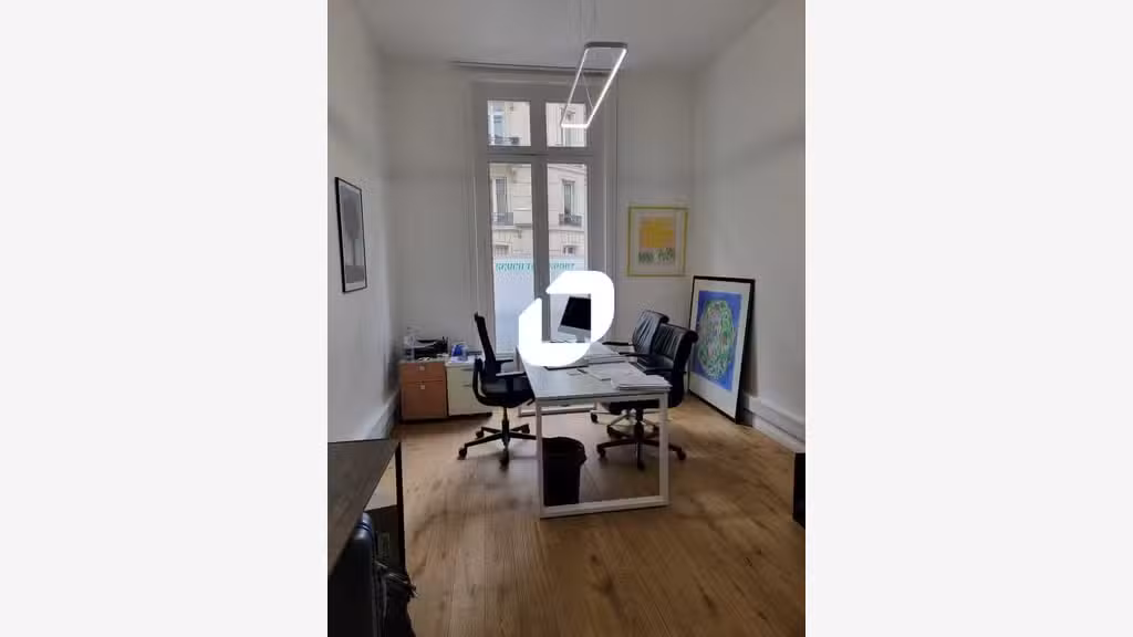 A louer bureaux de 56m² en RDC à Paris 75008
