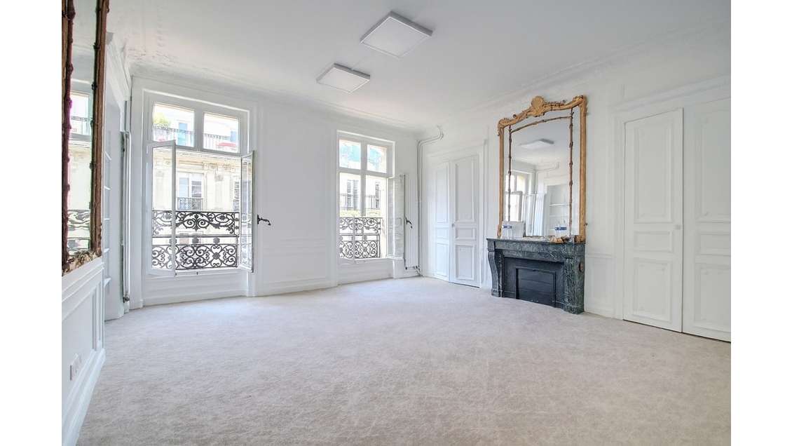 Location bureaux rénovés de 416m² à Paris 75009