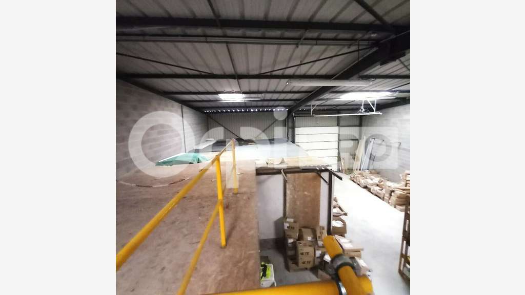 A louer entrepôt avec bureaux 300m² ZA de Patay
