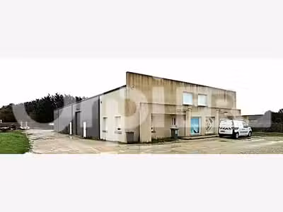 A louer entrepôt avec bureaux 300m² ZA de Patay