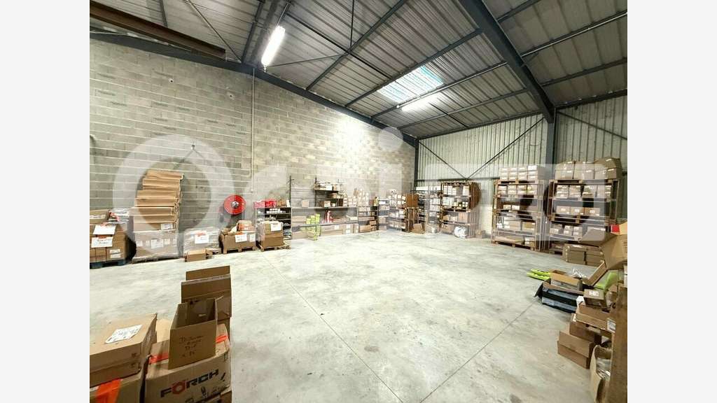 A louer entrepôt avec bureaux 300m² ZA de Patay