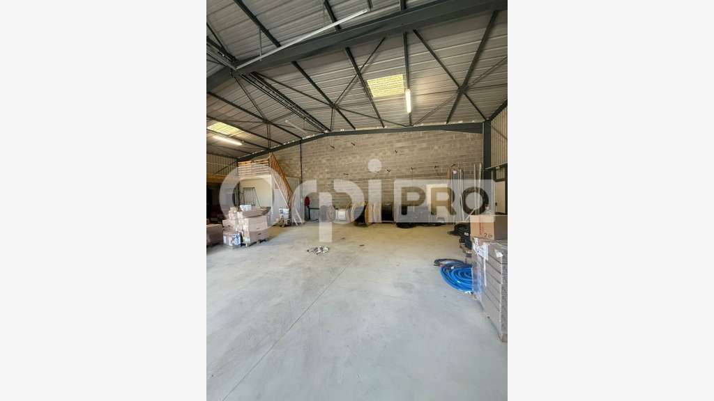 A louer entrepôt avec bureaux 300m² ZA de Patay