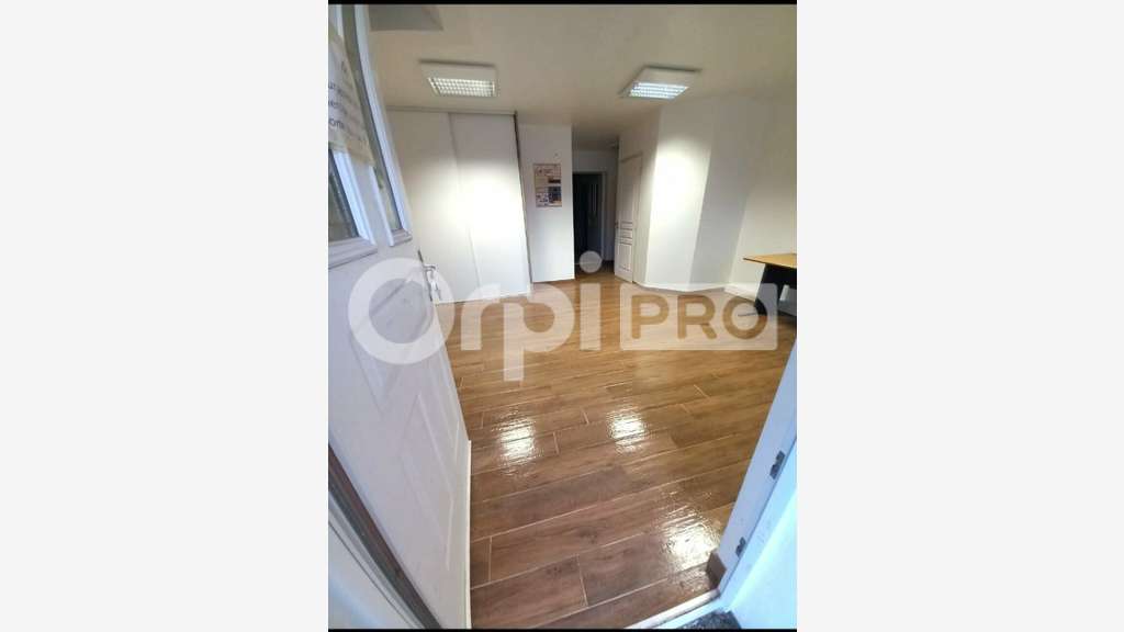 A louer entrepôt avec bureaux 300m² ZA de Patay