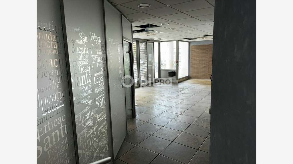 A louer 2 cellules de 248m² centre commercial Pau