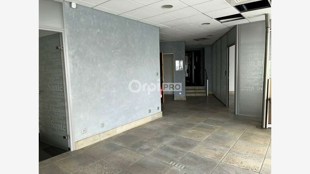 A louer 2 cellules de 248m² centre commercial Pau