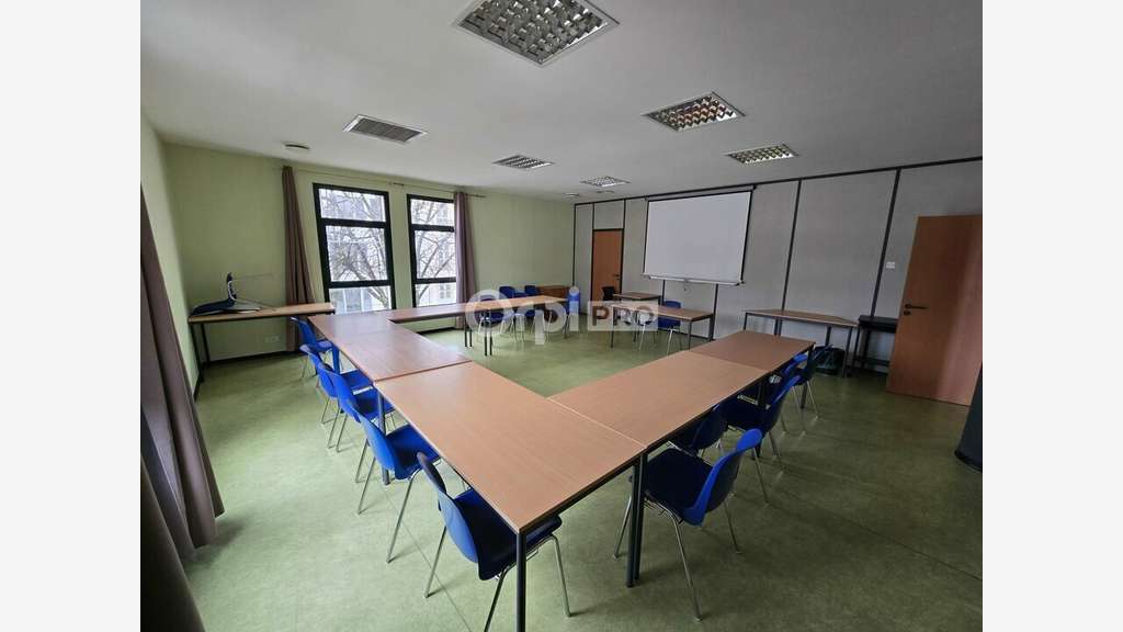 A louer bureaux de 183m² au 1er étage à Pau