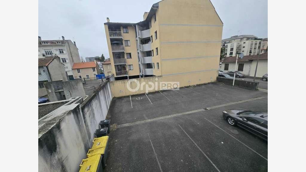 A louer bureaux de 183m² au 1er étage à Pau