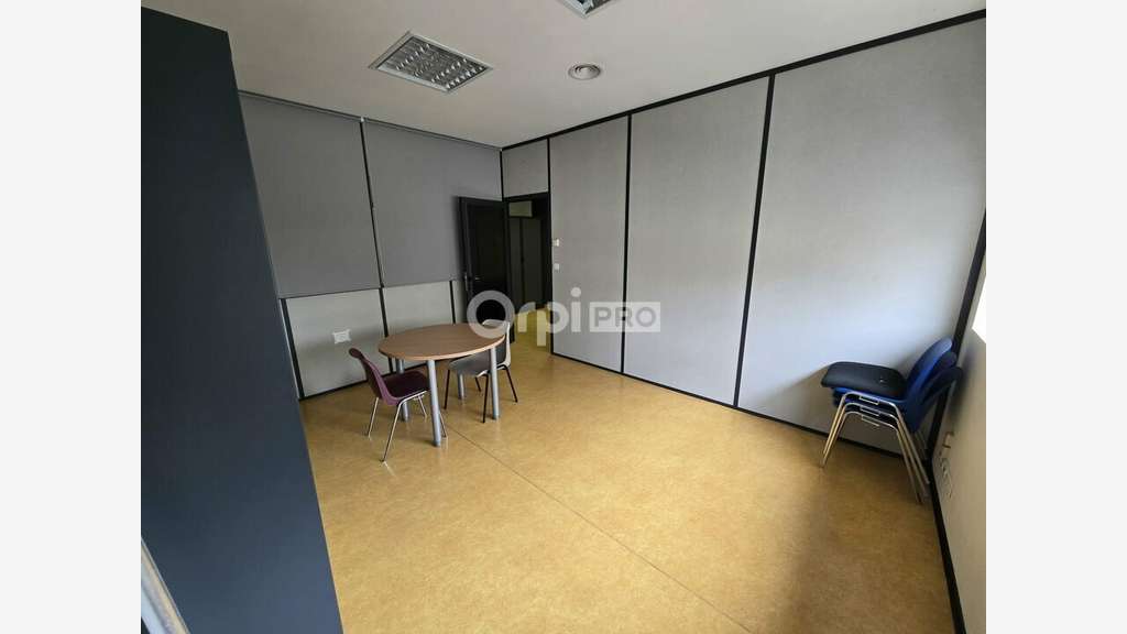 A louer bureaux de 183m² au 1er étage à Pau