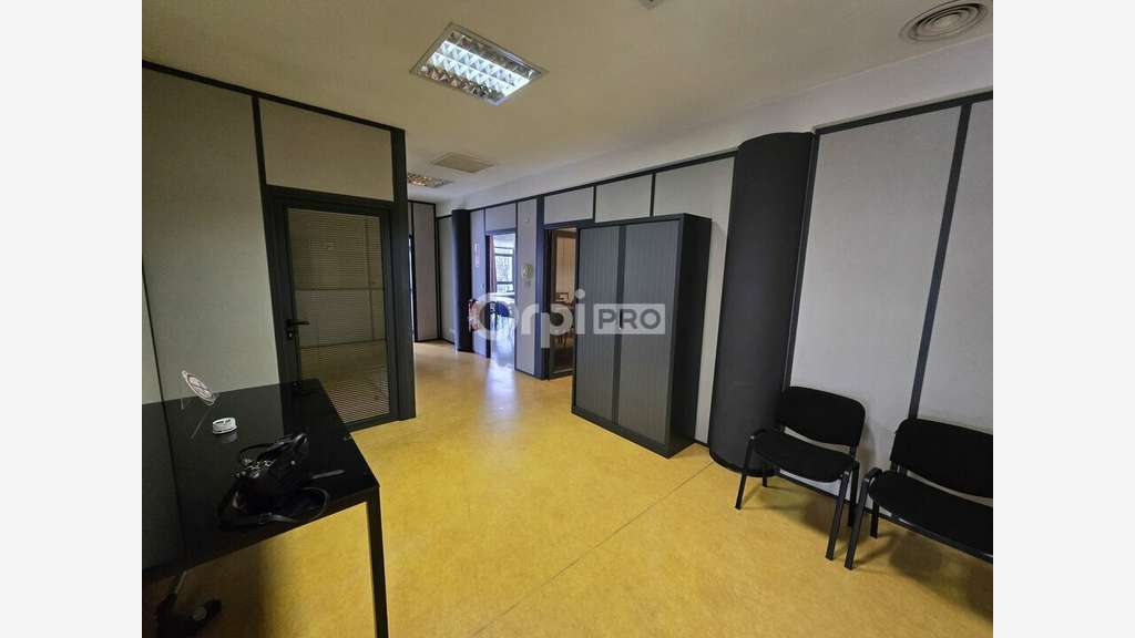 A louer bureaux de 183m² au 1er étage à Pau