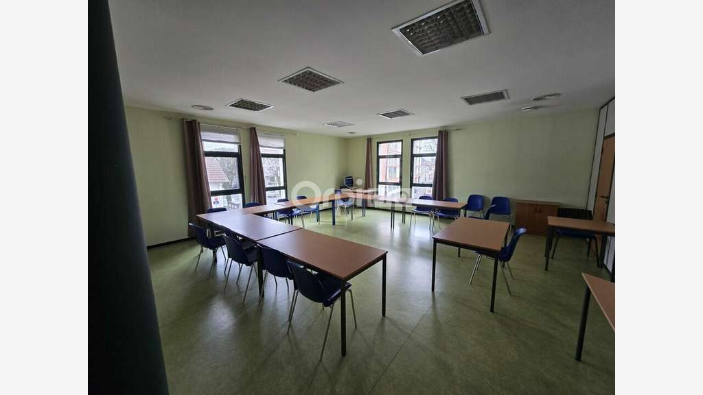 A louer bureaux de 183m² au 1er étage à Pau