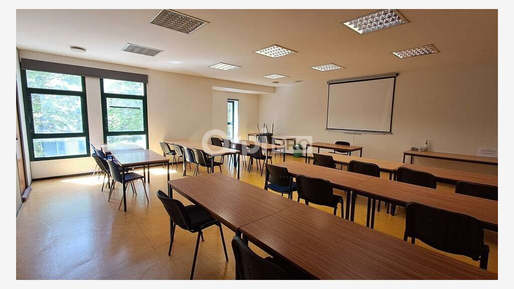 A louer bureaux de 183m² au 1er étage à Pau