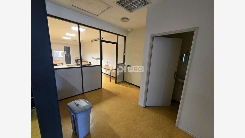 A louer bureaux de 183m² au 1er étage à Pau