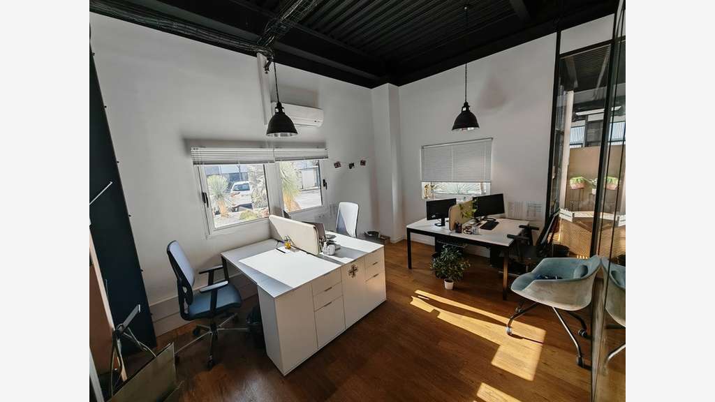 A louer local mixte ERP 220m² Montpellier aéroport