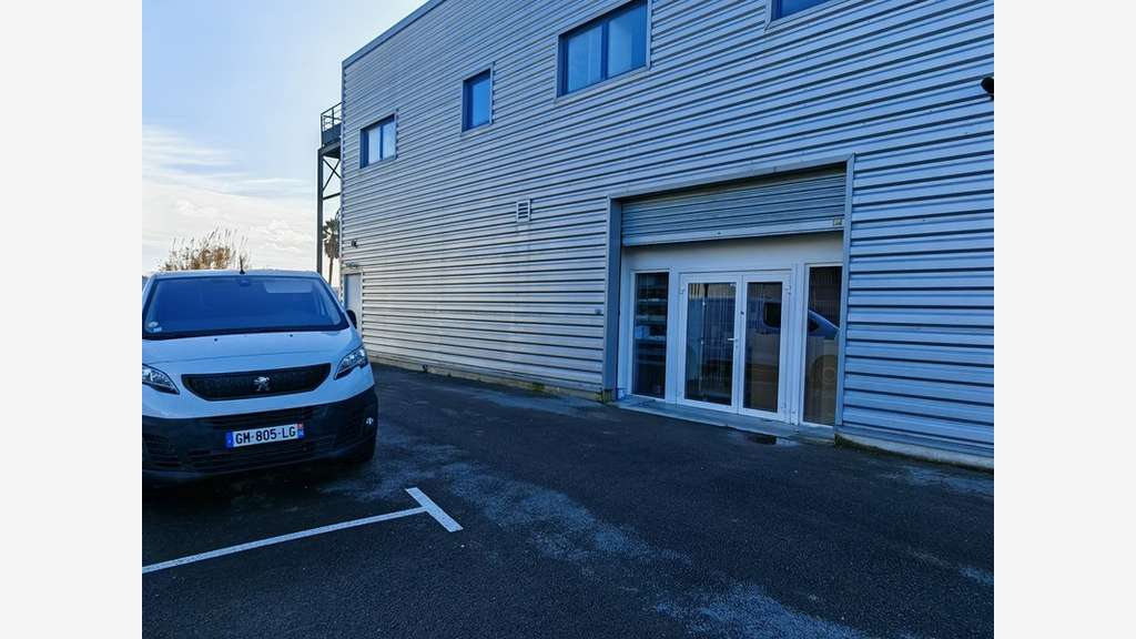 A louer local mixte ERP 220m² Montpellier aéroport