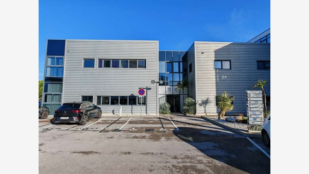 A louer local mixte ERP 220m² Montpellier aéroport