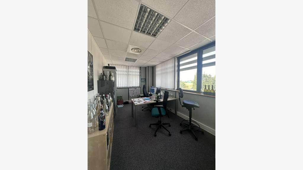 Bureaux rénovés 211m² RDC à louer à Pérols