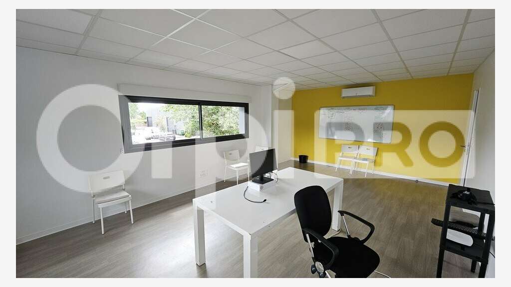 Bureau récent 30m² R+1 à louer à Pessac